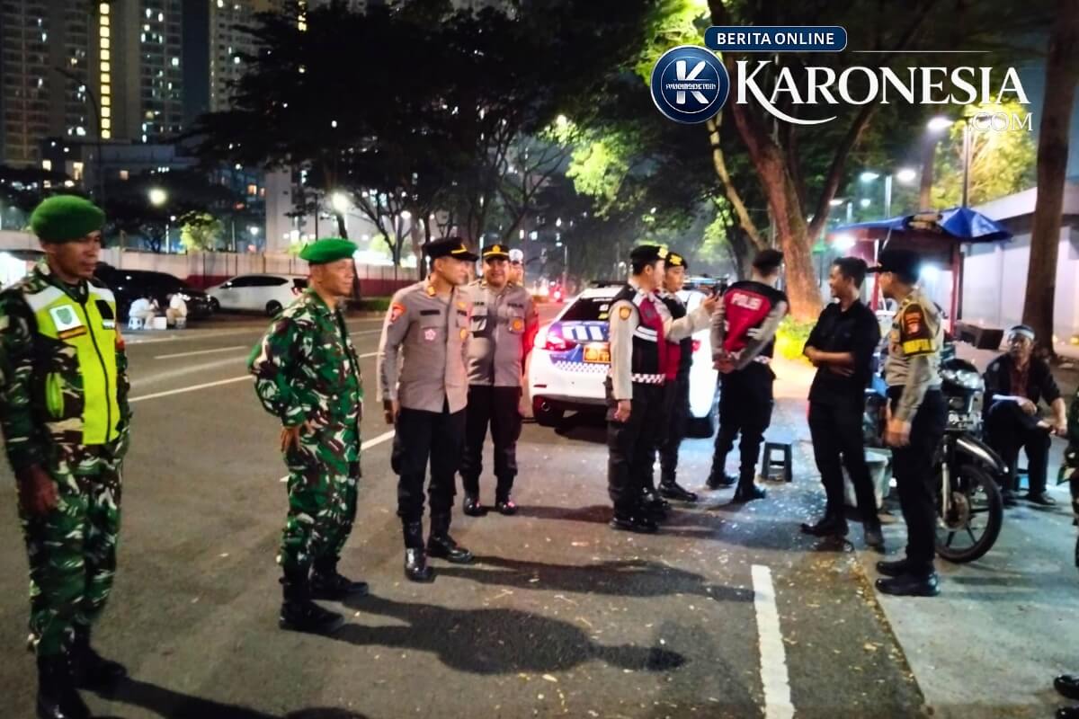 Personel TNI dan Polri gelar patroli malam di wilayah Koramil Legok
