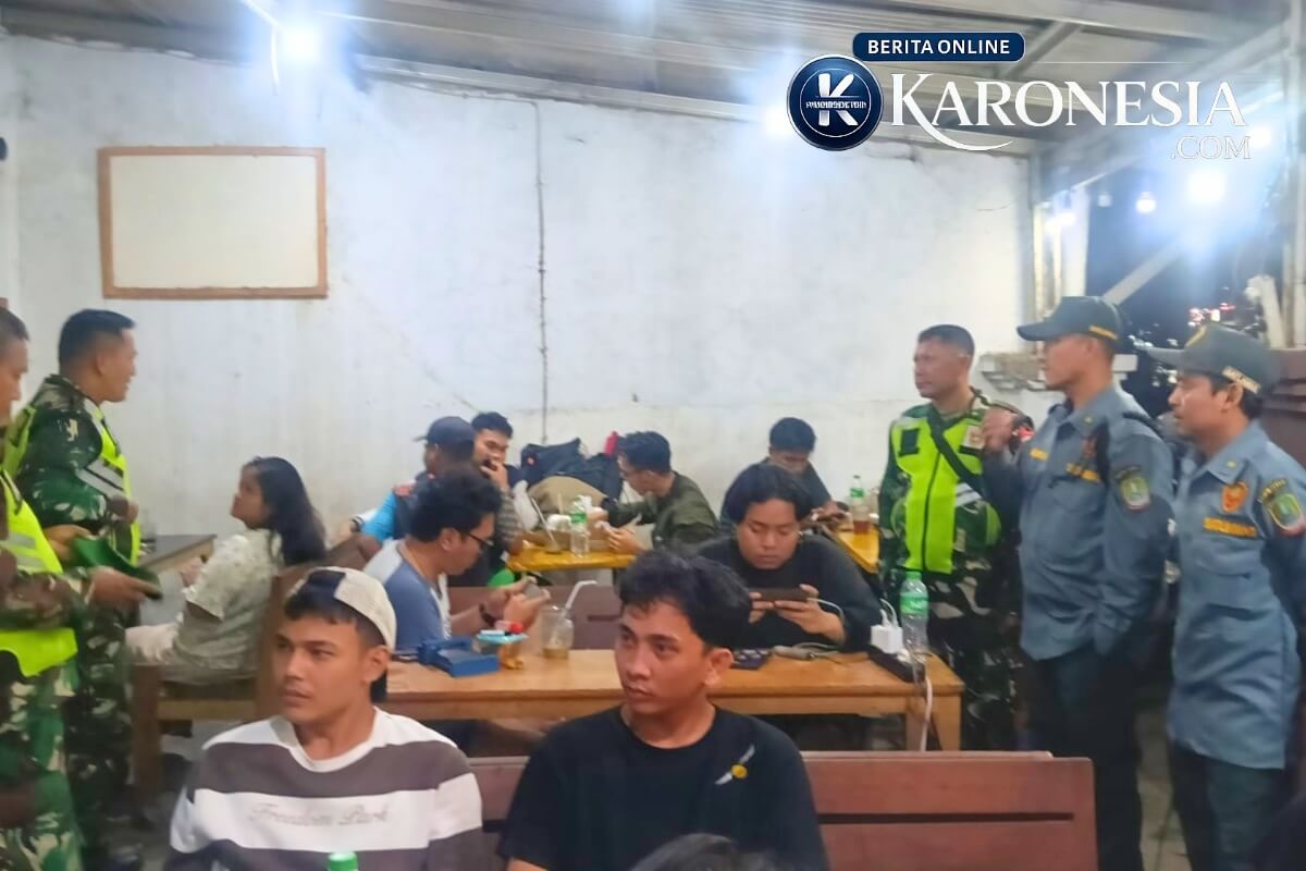 Personel Koramil 03 Teluk Pucung saat patroli malam