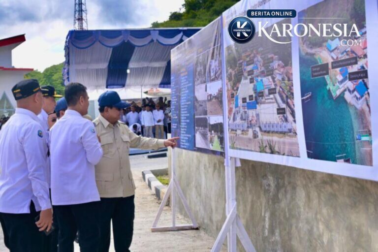 Presiden Prabowo tinjau peta rencana Kampung Nelayan Merah Putih