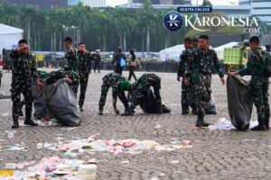Tak Hanya Amankan May Day, Prajurit Kodam Jaya Aksi Bersih Sampah di Monas