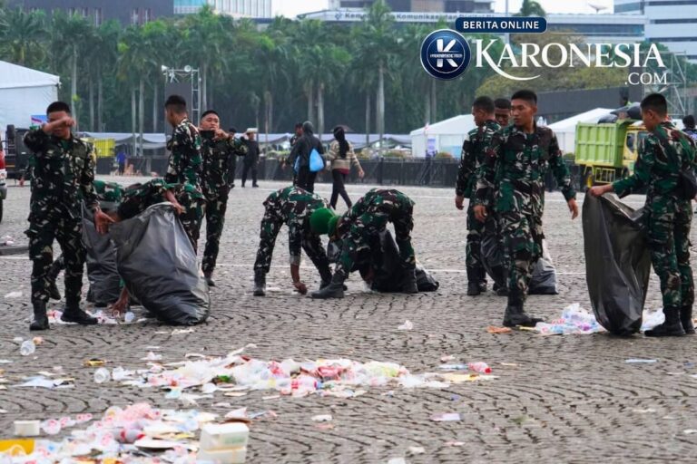 Sejumlah prajurit Kodam Jaya membersihkan sampah di Monas.