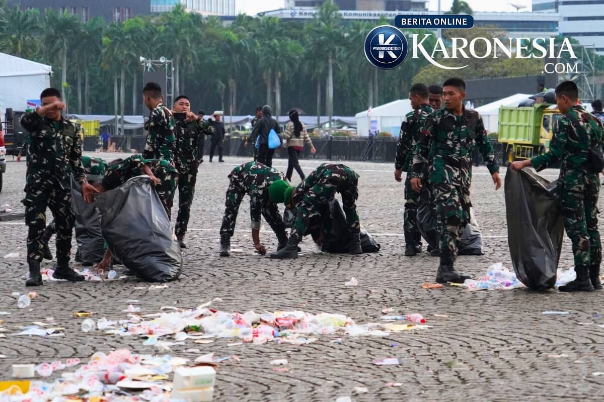 Sejumlah prajurit Kodam Jaya membersihkan sampah di Monas.