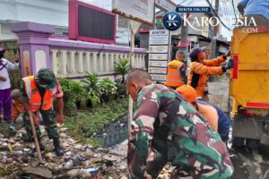 Satgas Sampah Kodim 0510 Bersihkan Tumpukan Sampah di Cikupa
