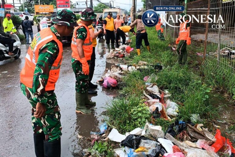 Satgas Sampah Kodim Tigaraksa bersihkan sampah di Kampung Melayu Timur