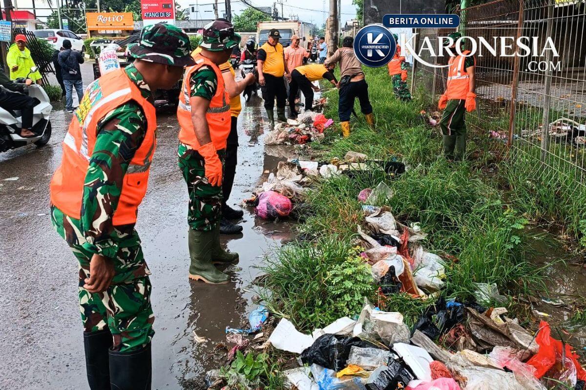 Satgas Sampah Kodim Tigaraksa bersihkan sampah di Kampung Melayu Timur