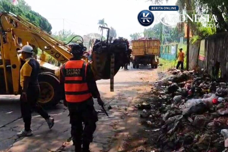 Satgas Sampah Koramil Curug membersihkan tumpukan sampah di Jalan Dumpit Raya, Tangerang