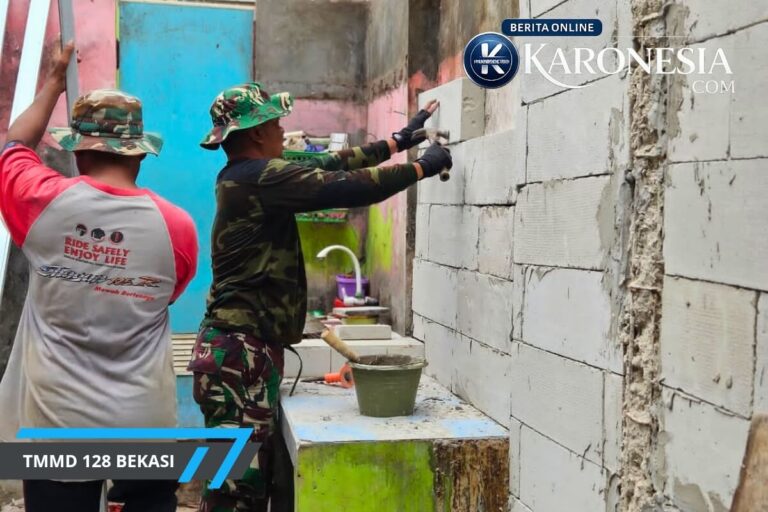 Prajurit TNI dan warga pasang bata ringan Rutilahu TMMD 128 Bekasi