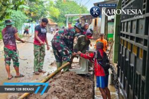 Satgas TMMD 128 dan warga gotong royong pasang saluran air di Jatirangga, Bekasi.