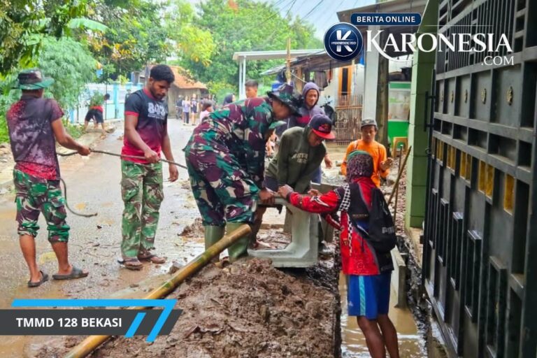 Satgas TMMD 128 dan warga gotong royong pasang saluran air di Jatirangga, Bekasi.