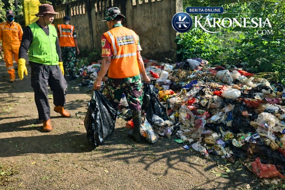 Satgas TNI bersihkan tumpukan sampah plastik di Serpong Tangsel