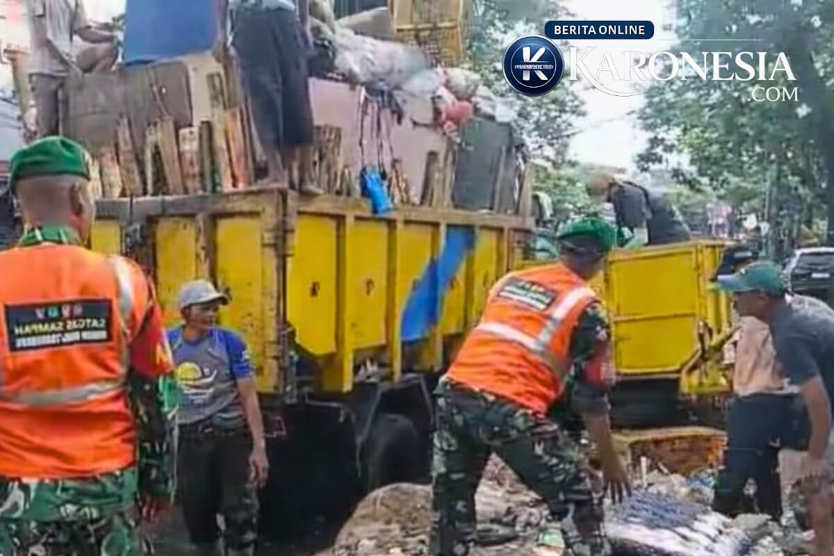 Personel Satgas Sampah Kodim 0506/Tgr bersihkan Jalan Raden Fatah