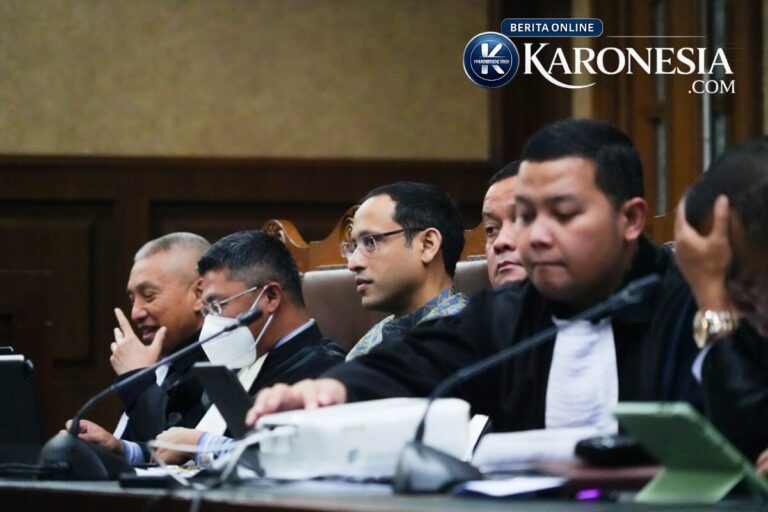 Terdakwa Nadiem Makarim mendengarkan keterangan ahli dalam sidang korupsi pengadaan Chromebook di PN Jakarta Pusat.