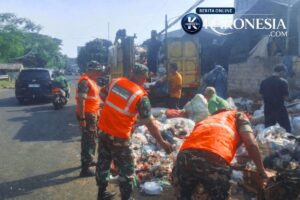 Bahu-Membahu di Bawah Terik Pagi, Personil Koramil Ciputat dan Warga Wujudkan Lingkungan Bersih