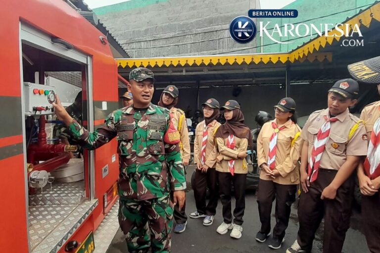 Instruktur TNI menjelaskan Water Tank kepada anggota SWK