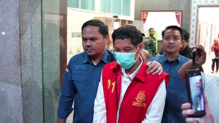 Tersangka korupsi KUR Mikro Semendo digiring penyidik Kejati Sumsel