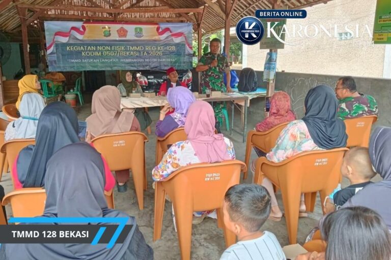 Personel TNI memberikan penyuluhan kepada warga dalam kegiatan non-fisik TMMD Ke-128 di Bekasi.