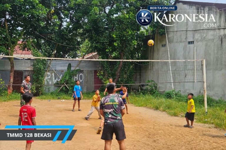 Prajurit TMMD 128 Bekasi bermain voli bersama bocah Jatirangga