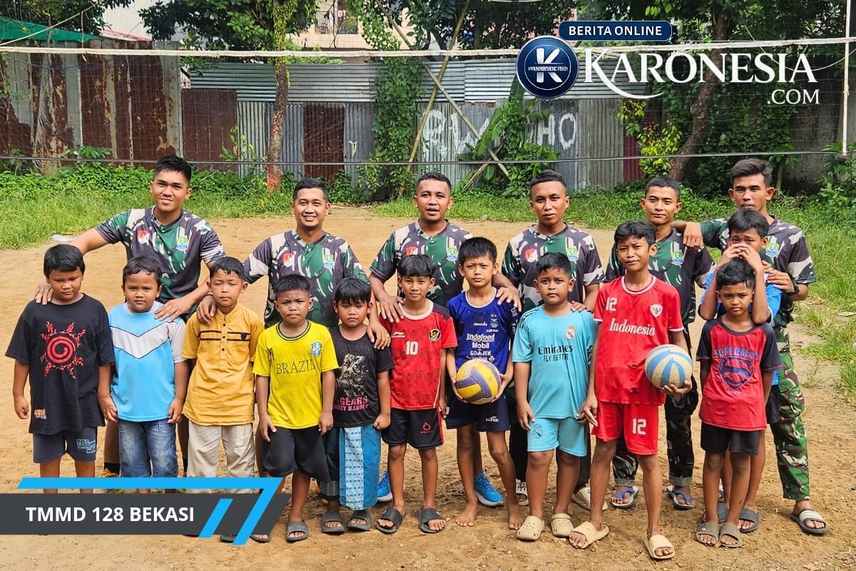 Foto bersama prajurit TMMD 128 dan bocah Jatirangga Bekasi