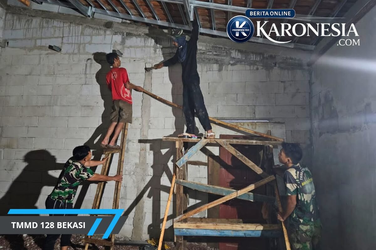 Satgas TMMD 128 bangun Rutilahu Bekasi malam hari