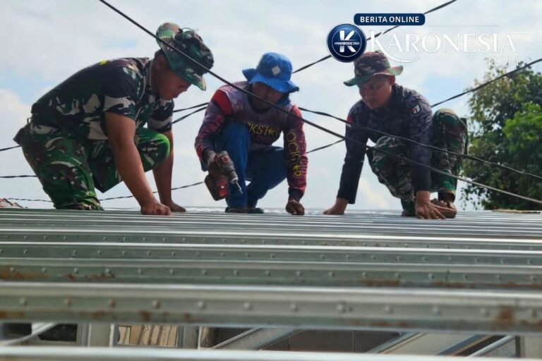Satgas TMMD pasang atap baja ringan rutilahu Jatirangga