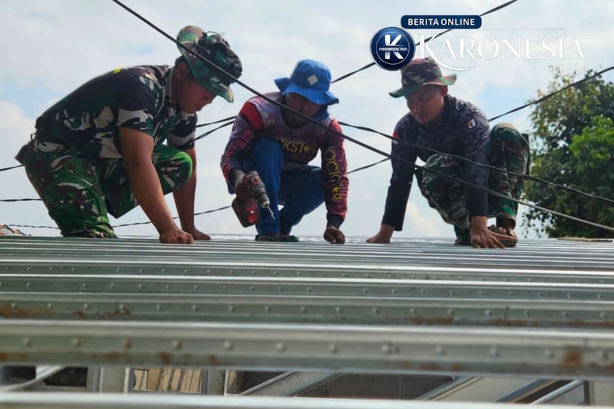 Satgas TMMD pasang atap baja ringan rutilahu Jatirangga