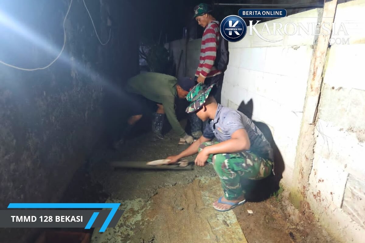 Satgas TMMD 128 Bekasi cor jalan malam