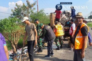Satgas TNI dan Warga Bersihkan Timbunan Sampah di Kronjo