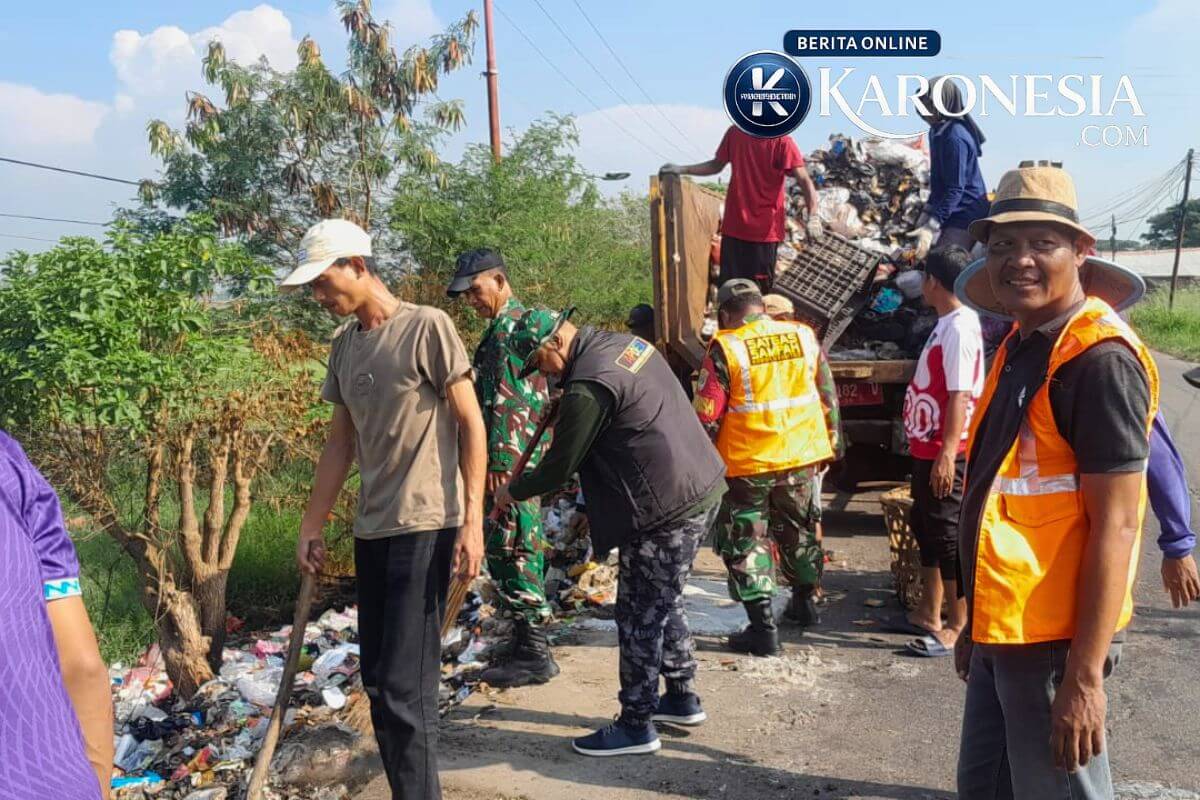 Satgas Sampah TNI bersihkan jalan Pasilian Kronjo