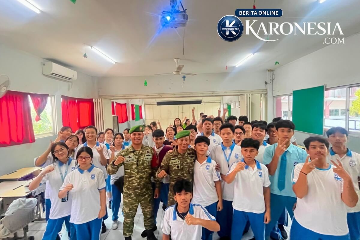 Serka Pandu dan Serka Joko P. foto bersama siswa SMP Erenos usai penyuluhan di kelas