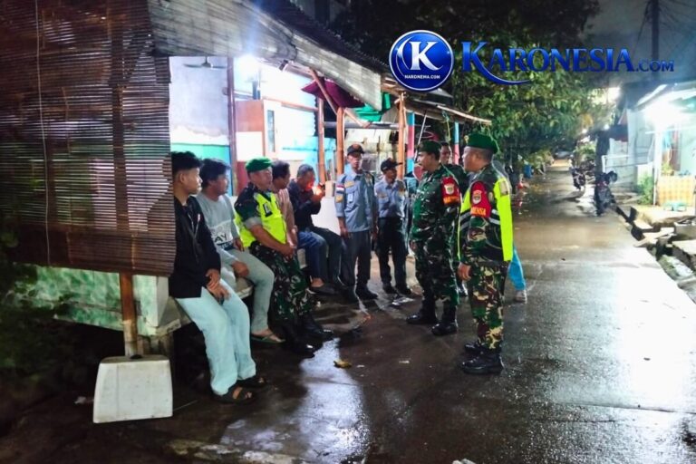 Babinsa Koramil Jati Asih patroli malam di permukiman warga Bekasi