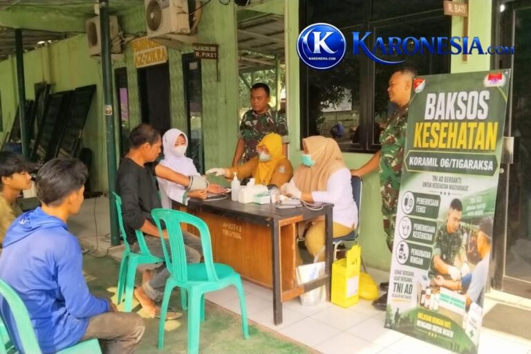 Warga periksa kesehatan gratis di baksos Koramil Tigaraksa