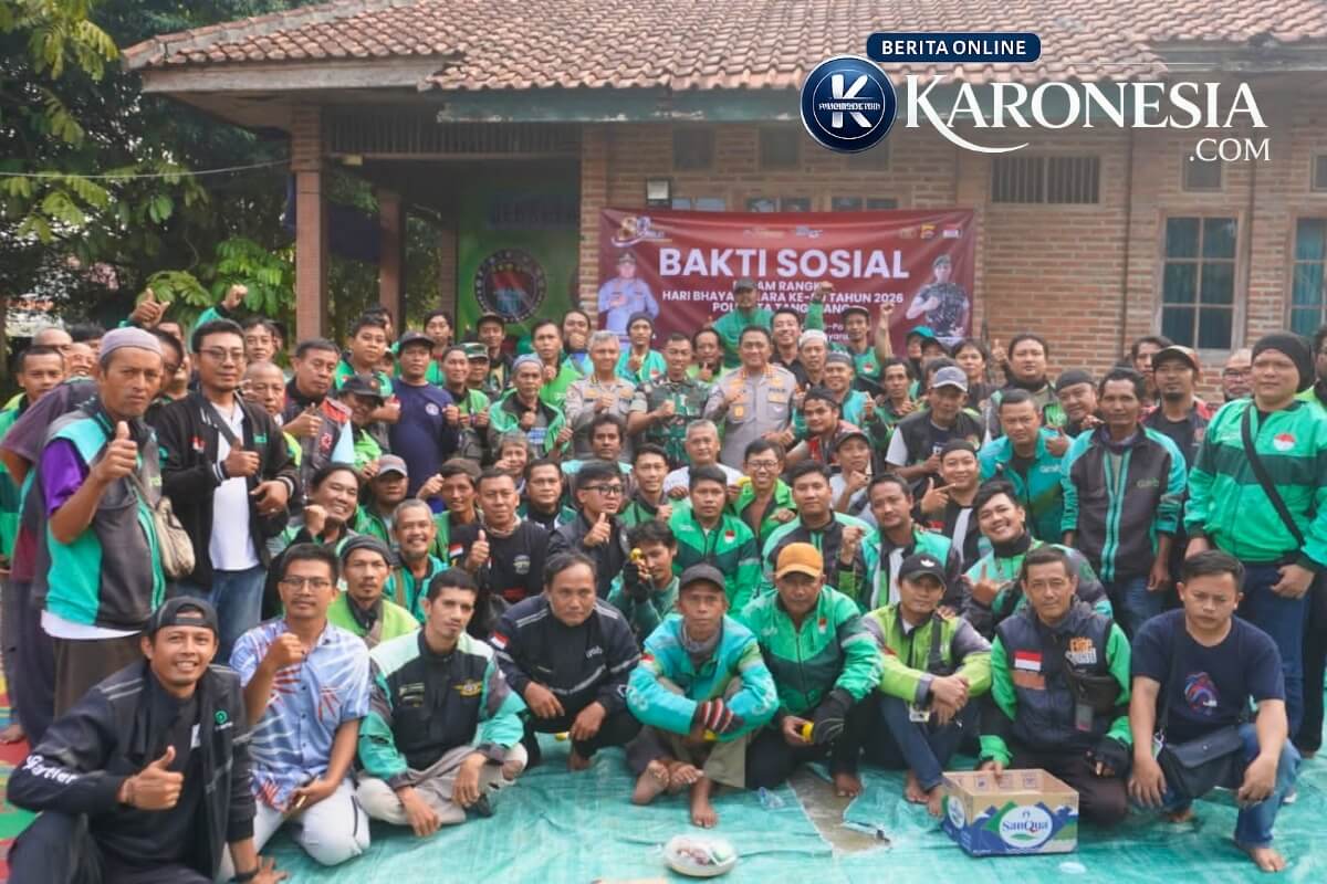 Penyerahan bantuan sembako oleh pimpinan Kodim dan Polresta kepada perwakilan Ojol