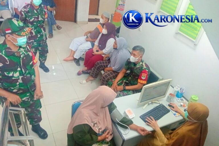 Warga periksa tekanan darah di Bakti Kesehatan Koramil 01/Jatinegara