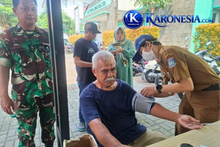 Warga Ciater periksa tekanan darah saat bakti sosial kesehatan