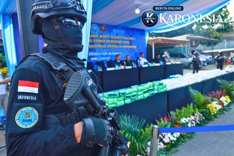 Petugas BNN bersenjata berjaga saat pemusnahan 132 kg sabu, Jakarta, 11 Juni 2026