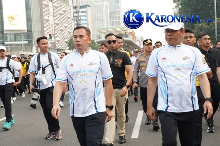Pangdam Jaya dan pejabat TNI-Polri berjalan di CFD Monas peringatan Hari Bhayangkara ke-80