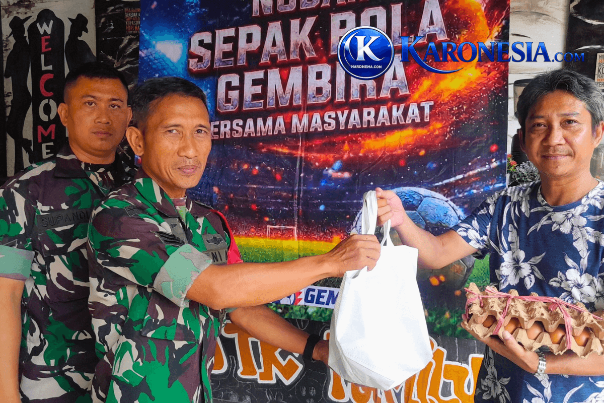 Danramil Cilandak serahkan bingkisan kepada warga saat nobar