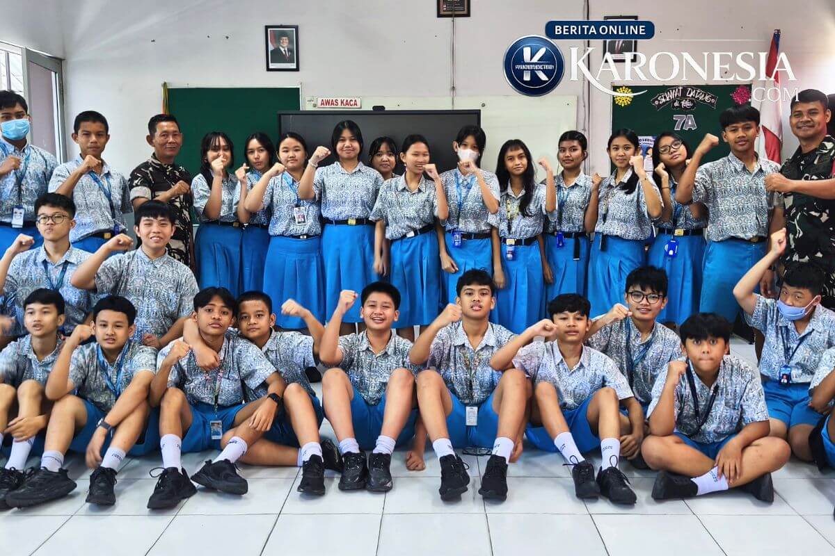 Siswa SMP Erenos dan Babinsa Ciputat pose kepalan tangan tolak narkoba