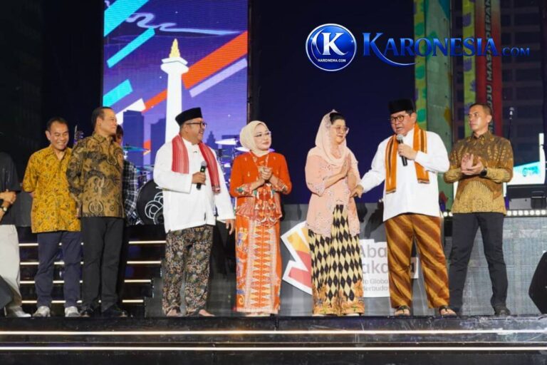 Gubernur DKI Jakarta dan Pangdam Jaya di panggung puncak HUT ke-499 Jakarta, Bundaran HI