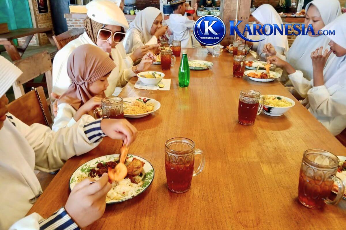 Ibu Cahya makan bersama anak yatim piatu di Yayasan PABU Bekasi