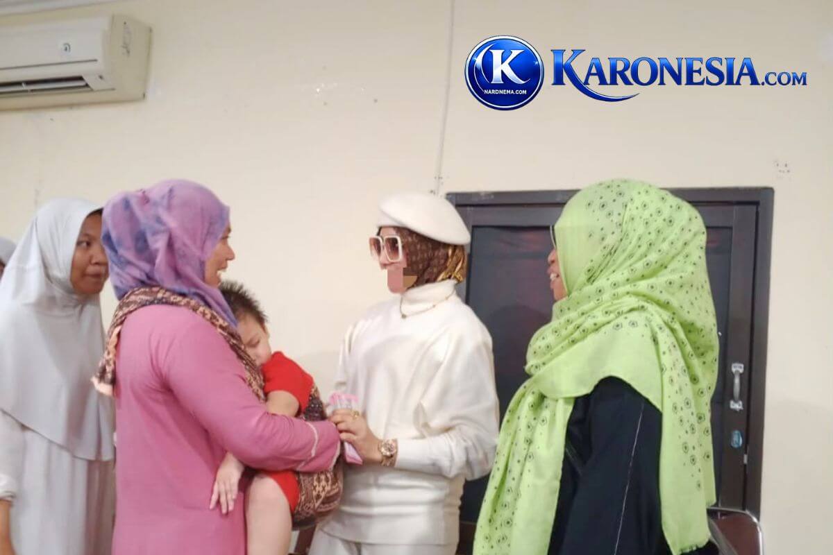 Ibu Cahya menyambut dan berinteraksi dengan keluarga penerima santunan di PABU Bekasi