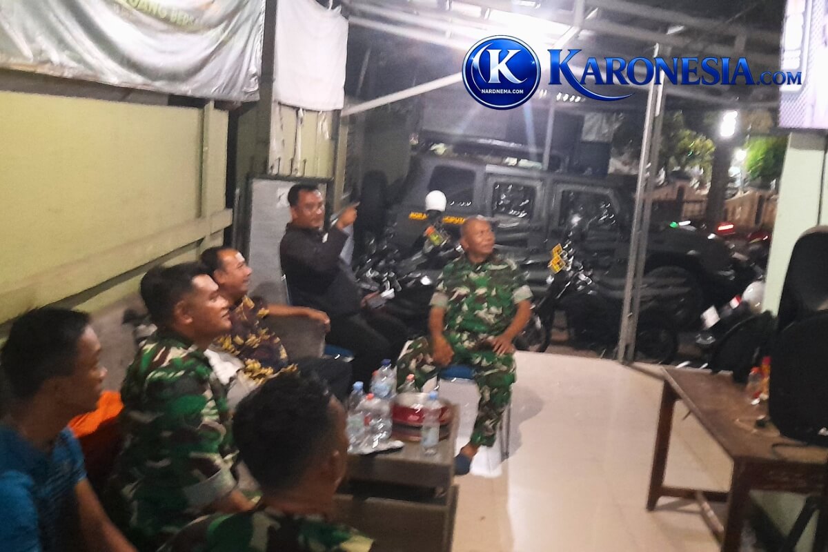 Mayor Tarsan nobar bersama warga