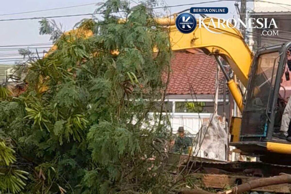 Ekskavator membongkar bangunan di jalur pipa gas Pamulang