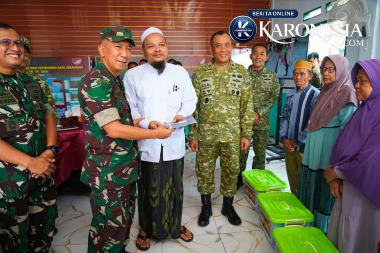 Penyerahan bantuan sembako kepada pengurus Ponpes Darussalamah oleh Korem 052