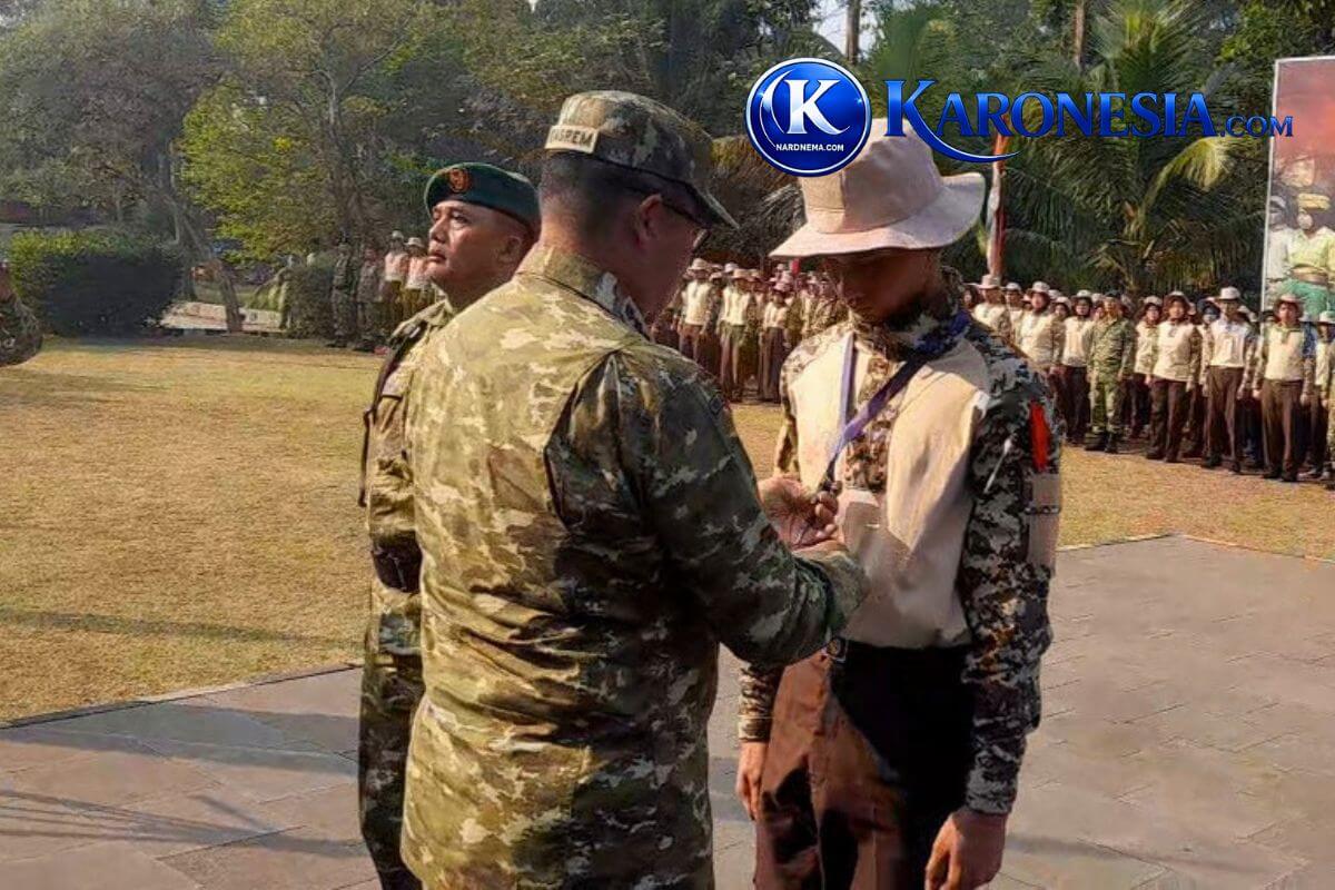 Penyerahan tanda peserta Persami KKRI