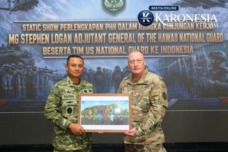Kasdam Jaya Mayjen TNI Putra Widyawiyana dan MG Stephen Logan dari Hawaii National Guard bertukar cinderamata dalam acara Static Show PHH di Silang Monas.
