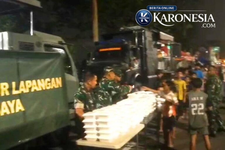 Prajurit TNI distribusikan makanan dari dapur lapangan untuk korban kebakaran Kemayoran