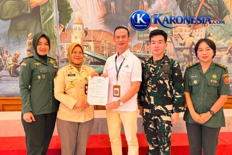 Dr. Sri Murtiana memegang dokumen sosialisasi bersama jajaran Unhan RI.