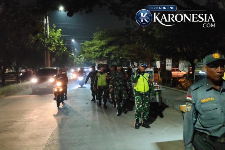 Personel Koramil Kranji dan Linmas patroli malam di Bekasi