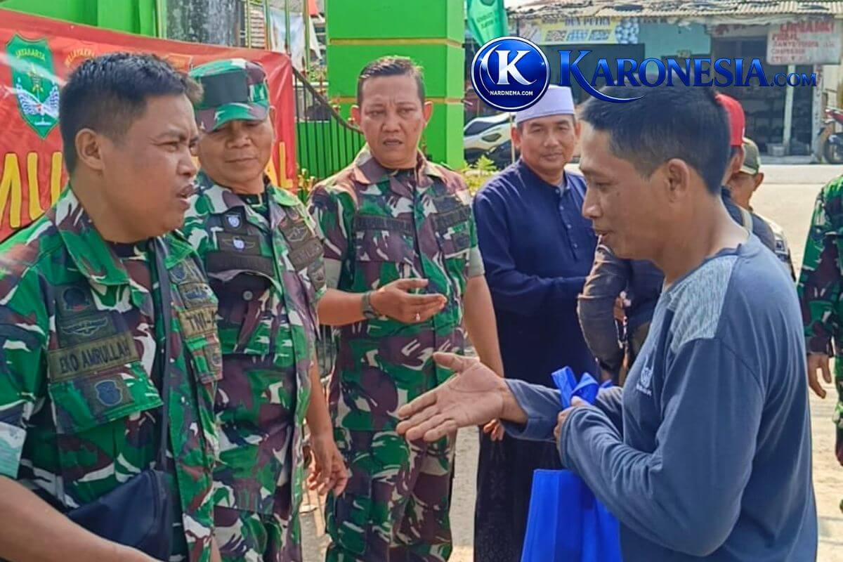 Personel Koramil 08/Kronjo berdialog dengan warga saat kegiatan bakti sosial